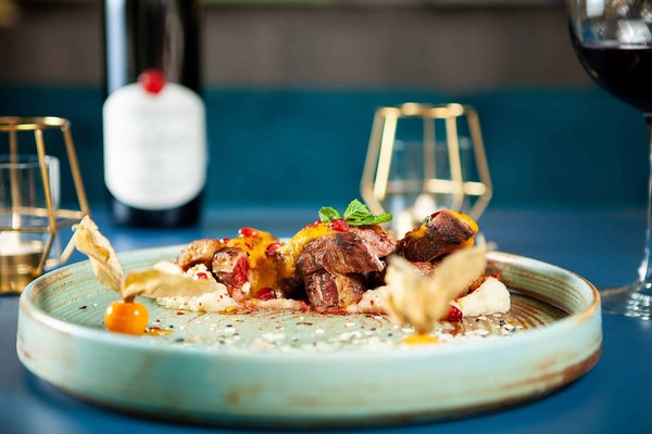 Comment créer un menu de sandwichs gourmets pour un café décontracté ?